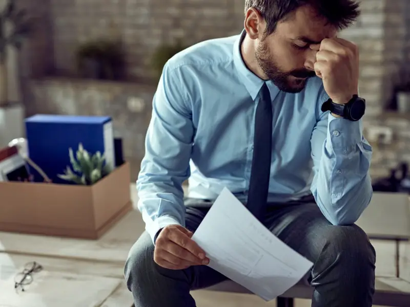 Trabajador preocupado luego de recibir la notificación de despido