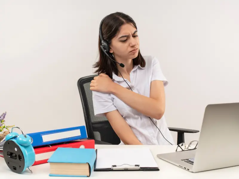 Trabajadora con dolor de hombro por una enfermedad laboral