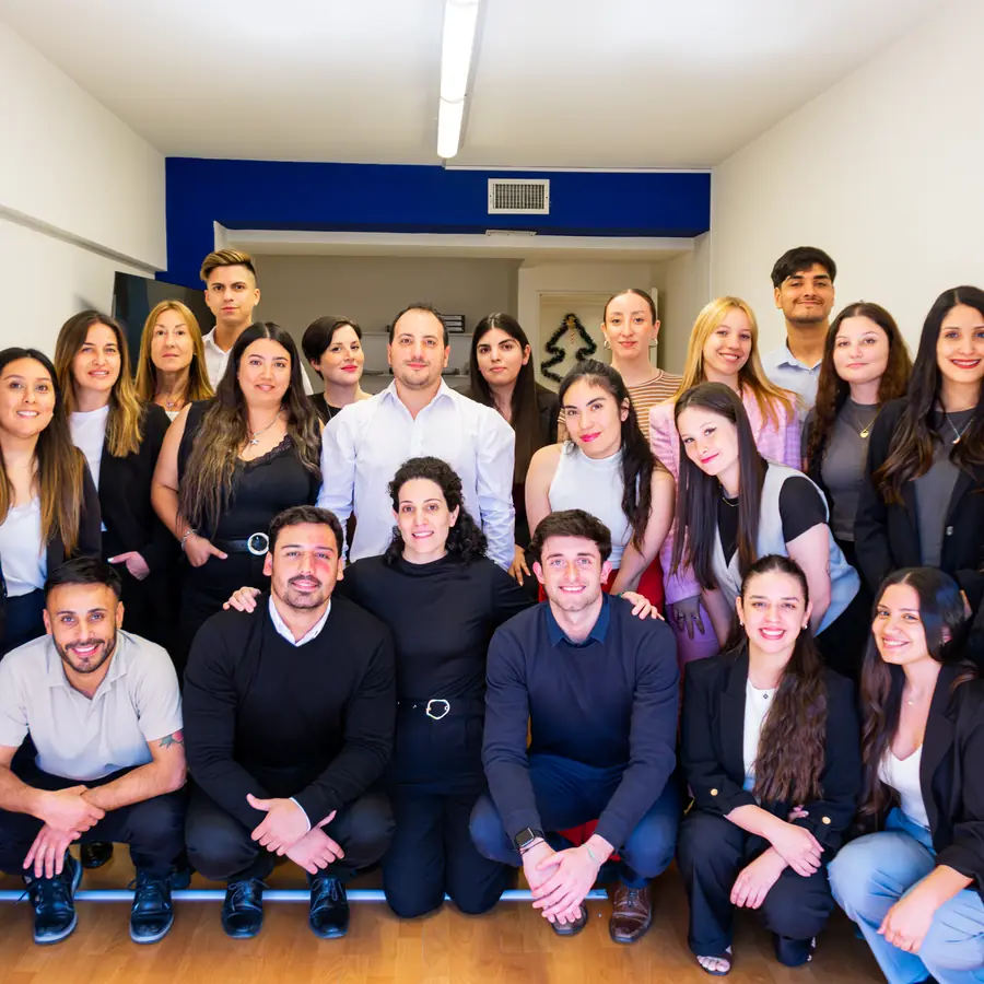 Equipo de abogados y profesionales de KZ Asociados en sus oficinas